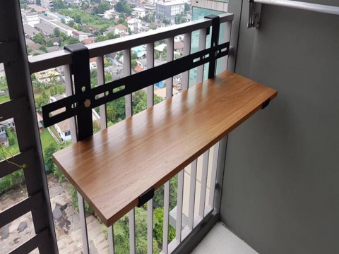 เหล็กแขวนระเบียงวางหน้าโต๊ะ